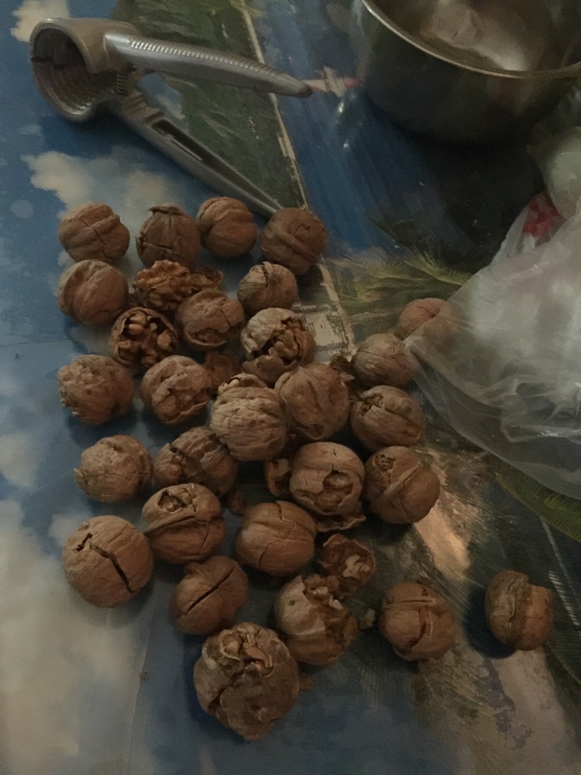 琥珀芝麻核桃仁的做法图解1