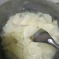 干煸肥肠土豆片的做法图解2