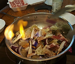 火焰海鲜牛肉火锅的做法