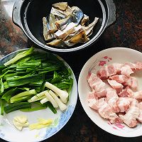 腩肉鱼干煲的做法图解1