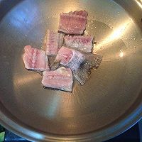 5元美味鱼骨豆腐汤的做法图解1
