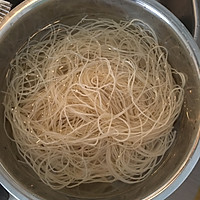 香辣鸡丝凉面+#丘比沙拉汁#的做法图解2