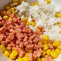#夏日消暑，非它莫属#剩米饭变身日式肉松玉米小饭团的做法图解1