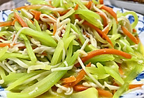 素炒三丝莴笋胡萝卜金针菇丝的做法