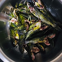 酸菜双椒黄辣丁的做法图解1