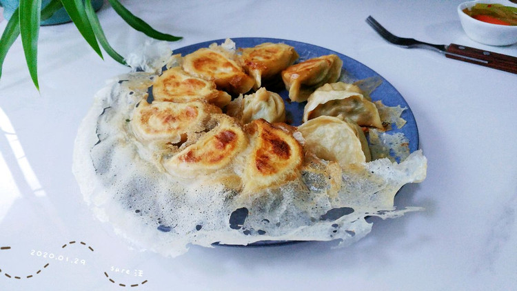 酱油芹菜肉煎饺的做法