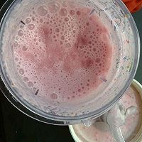 丝滑草莓奶昔的做法图解4