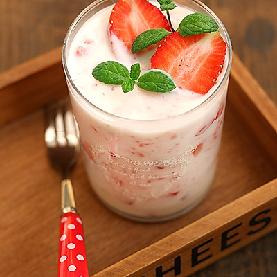 酸奶草莓奶昔