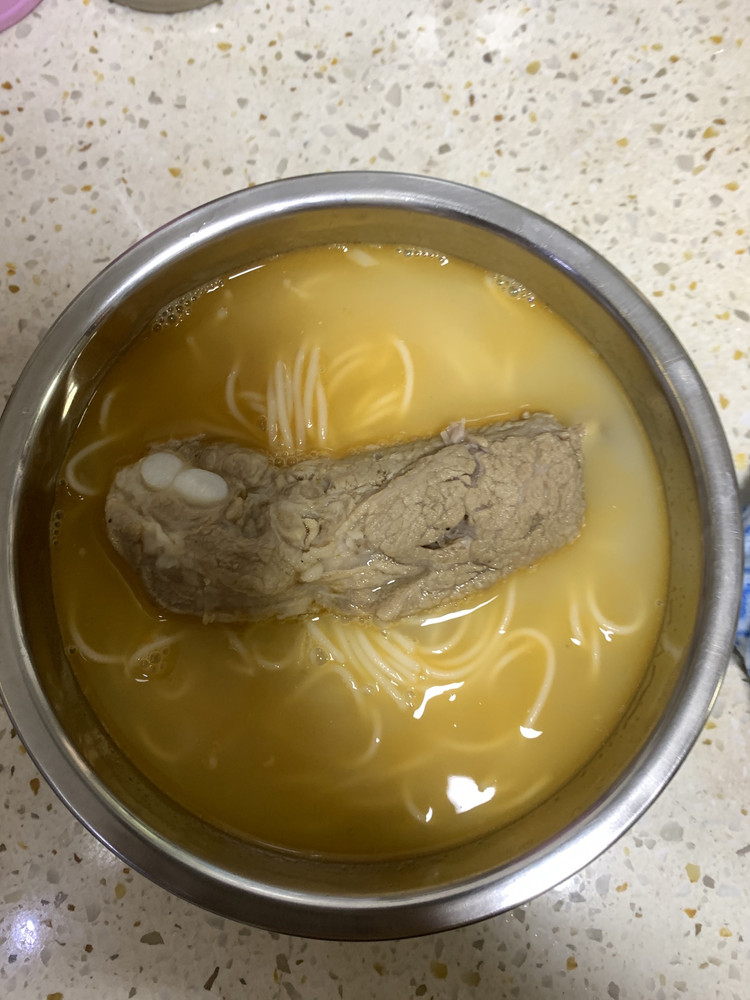 强烈推荐：猪骨浓虾汤煨面的做法