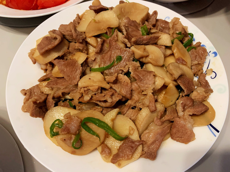 杏鲍菇炒猪颈肉的做法