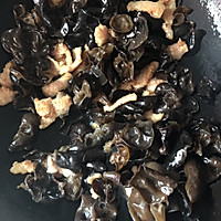 猪颈肉炒木耳的做法图解5