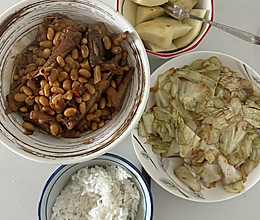 午饭小炒包菜黄豆焖鸡爪的做法