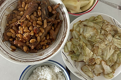 午饭小炒包菜黄豆焖鸡爪