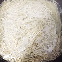 西兰花肉丝鸡蛋面#金龙鱼外婆乡小榨菜籽油#的做法图解2