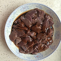 猪肝炒洋葱的做法图解1