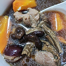 健脾祛湿汤：茶树菇红萝卜薏米煲猪骨
