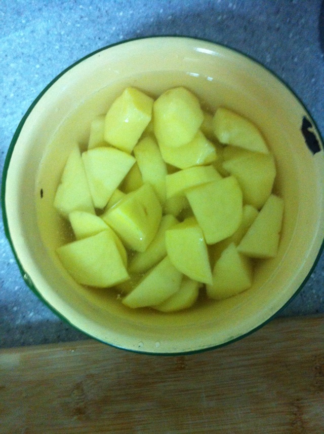 红烧土豆的做法图解1