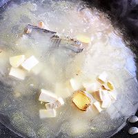 补钙的三文鱼骨豆腐汤的做法图解6