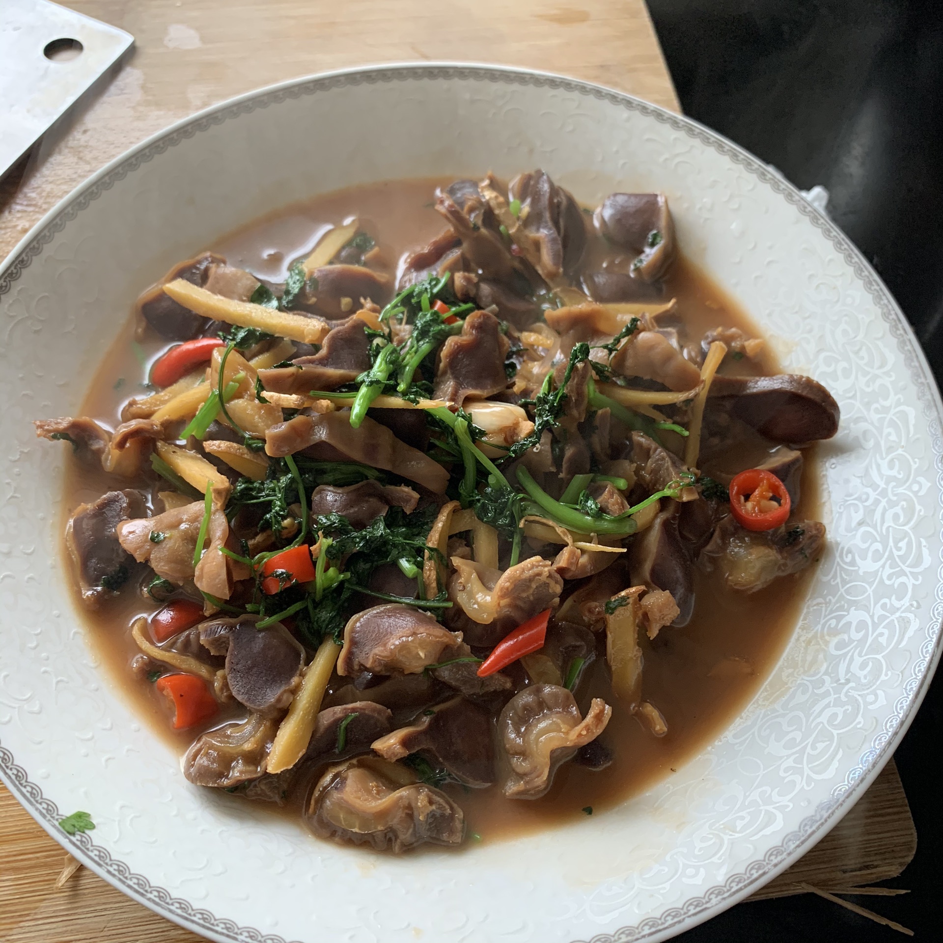 Two bowls of rice can be served with chicken gizzards