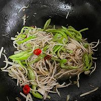 酸辣豆芽炒青椒的做法图解3
