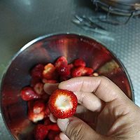 #换着花样吃早餐#酸酸甜甜草莓卷（附拉丝草莓酱熬制）的做法图解17