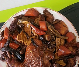 美味营养的小鸡炖蘑菇配胡萝卜和腐竹的做法