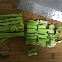 芹菜炒肉的做法图解1
