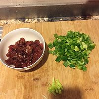 青椒炒肉丁的做法图解1