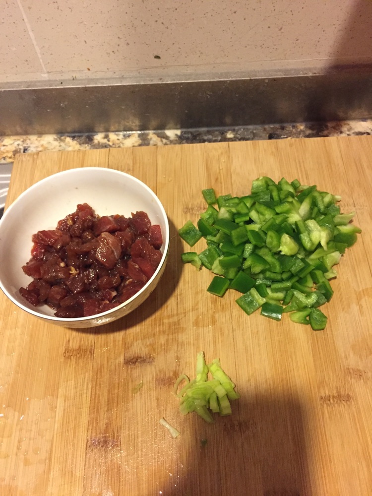 青椒炒肉丁的做法图解1