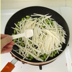 毛豆米茭白炒肉丝的做法图解6