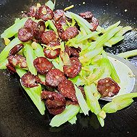 #太太乐鲜鸡汁芝麻香油#鲜辣下饭～西芹炒腊肠的做法图解6