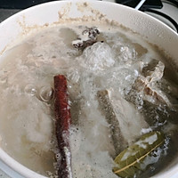 正宗东北炖菜：排骨炖土豆的做法图解1