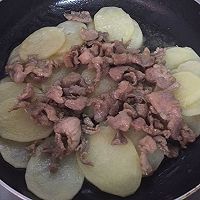 土豆片炒肉的做法图解6