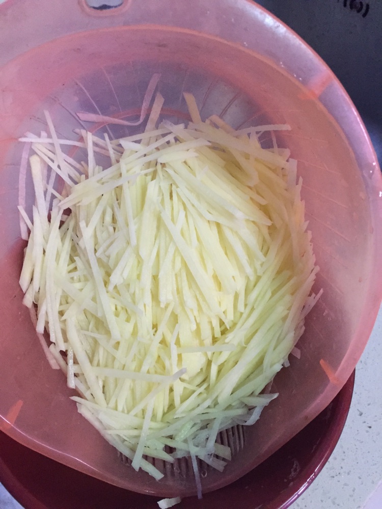 酸辣土豆丝的做法图解1