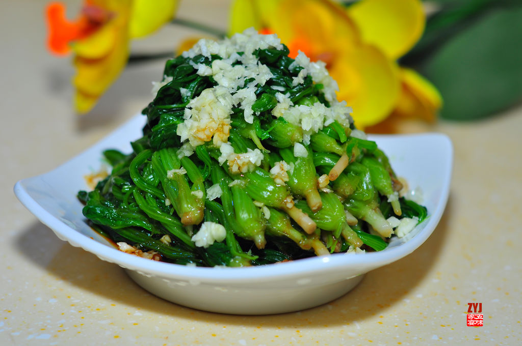 Spinach with mashed garlic