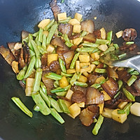 #灿烂的花园 寻味外婆乡#腊肉豆角焖饭的做法图解4