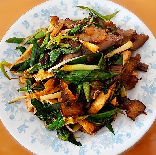 腊猪头肉炒蒜苗豆干的做法