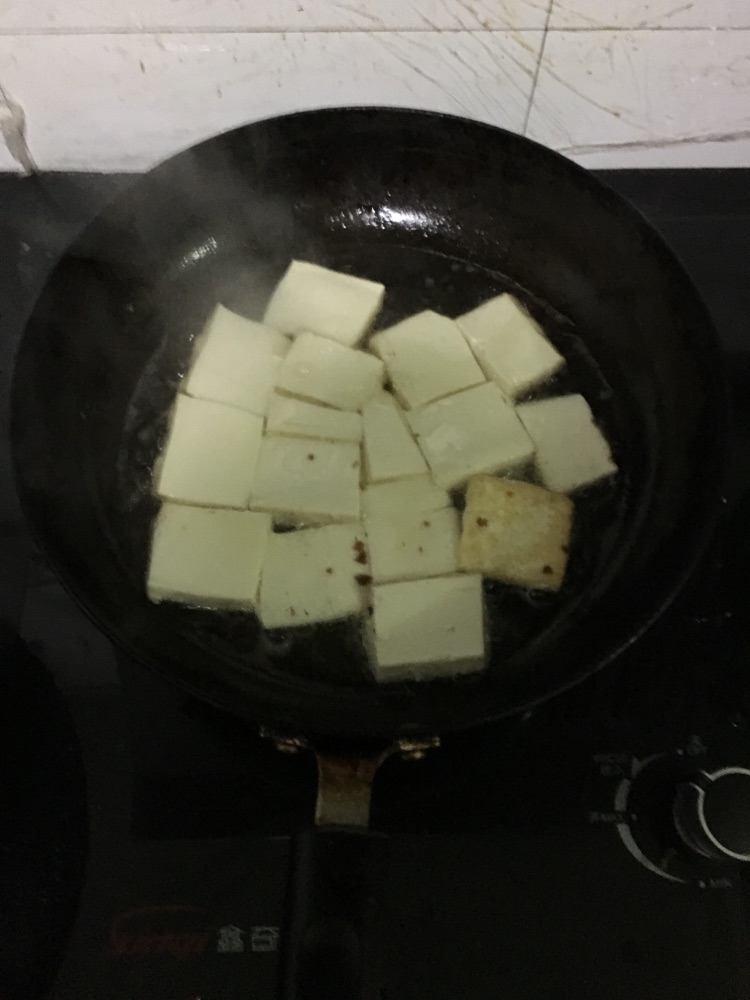 浇汁豆腐的做法图解1
