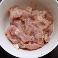 金龙鱼外婆乡小榨菜籽油-水煮肉片的做法图解2