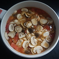 #吃出健康，解决假胖# 菌菇番茄减脂汤的做法图解5