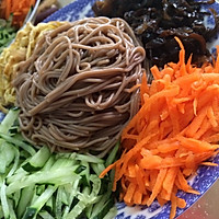 捞起五彩荞麦面的做法图解2