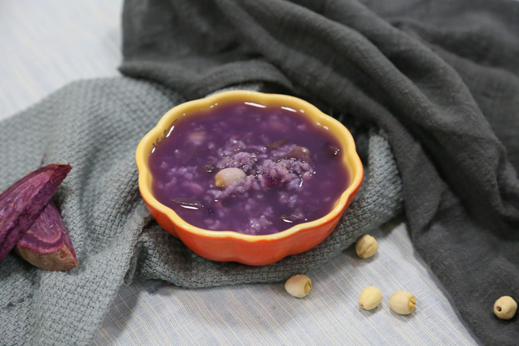 紫薯莲子芡实粥的做法