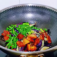 #我们约饭吧#腊肠茄子炒蒜薹的做法图解13