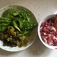 苦瓜酸菜炒牛肉的做法图解3