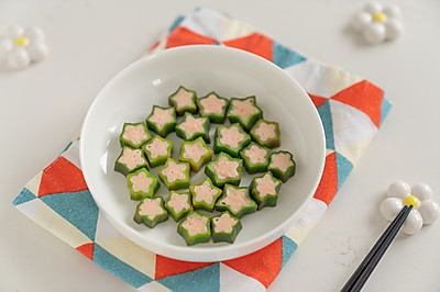 还在为宝宝吃什么发愁吗？看看这道造型可爱，营养美味的秋葵鱼饼