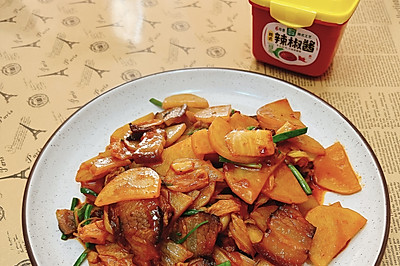 腊肉泡菜炒土豆