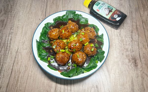 家常下饭菜：红烧狮子头，莲藕肉丸子