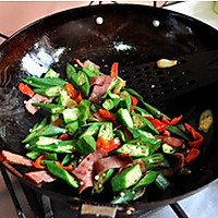 熏煮火腿炒秋葵的做法图解6