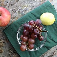 冰镇葡萄苹果汁的做法图解1