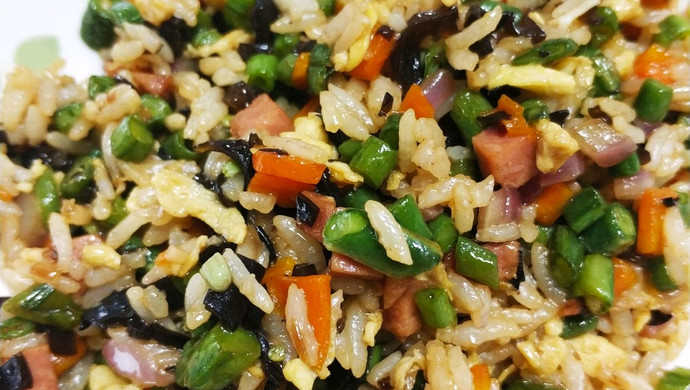 配料比米饭多的六丁炒饭（火腿肠豇豆木耳胡萝卜鸡蛋洋葱）